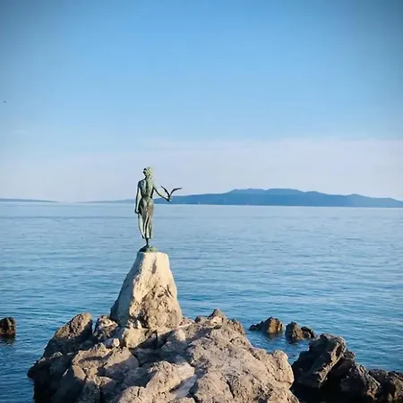 Julija 2 *